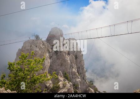 Ai-petri Berg im Nebel. Hohe Berge. Krim. Russische Berge. Niedrige Wolken. Schöne Berglandschaft. Die berühmten Ai Petri Berg, partia Stockfoto