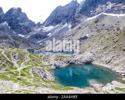 Tal mit einem kleinen See in der Mitte, zwischen scharfen und steinige Gebirge der Lienzer Dolomiten, Österreich. Die Pisten sind unfruchtbar, mit wenig Stockfoto