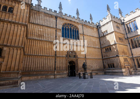 Statue des Grafen von Pembroke in der Bodleian Innenhof am Eingang des Divinity School, Oxford, Oxfordshire, England, Großbritannien Stockfoto