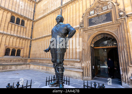 Statue des Grafen von Pembroke in der Bodleian Innenhof am Eingang des Divinity School, Oxford, Oxfordshire, England, Großbritannien Stockfoto