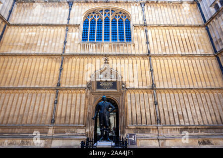 Statue des Grafen von Pembroke in der Bodleian Innenhof am Eingang des Divinity School, Oxford, Oxfordshire, England, Großbritannien Stockfoto