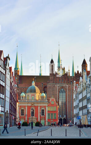 Die Basilika von St. Maria der Himmelfahrt der Jungfrau Maria in der Altstadt. Danzig, Polen Stockfoto