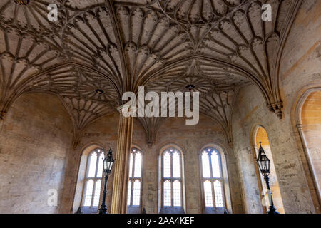 Die gewölbte Treppe in Bodley Tower, Christ Church College der Universität Oxford, Oxford, Oxfordshire, England, Großbritannien Stockfoto