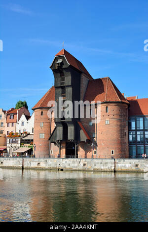 Die mittelalterliche Kran (zuraw) auf die Altstadt und den Fluss Mottlau in Danzig. Polen Stockfoto