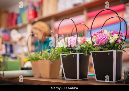 Blumensträuße in Geschenk Kartons in den Blumenladen. Stockfoto