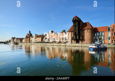 Die mittelalterliche Kran (zuraw) auf die Altstadt und den Fluss Mottlau in Danzig. Polen Stockfoto