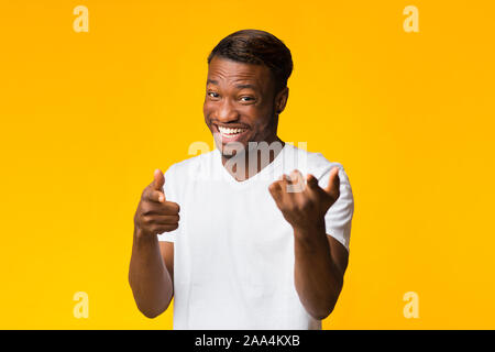 Lustige Afro Kerl Pointing Finger auf Kamera, Studio Shot Stockfoto