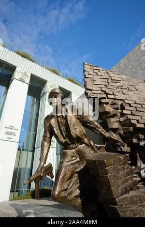 Das Warschauer Aufstands- Denkmal, ein markantes Bronze-Ensemble, stellt Kämpfer der Armia Krajowa (Heimarmee) dar. Polen Stockfoto