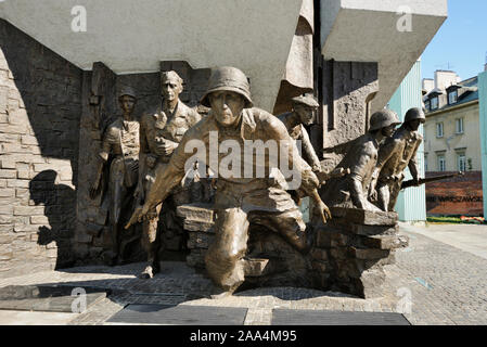 Das Warschauer Aufstands- Denkmal, ein markantes Bronze-Ensemble, stellt Kämpfer der Armia Krajowa (Heimarmee) dar. Polen Stockfoto