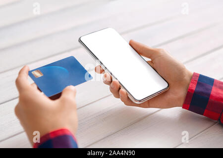 Nicht erkennbare Mann mit Smartphone und Kreditkarte für Online shopping Stockfoto