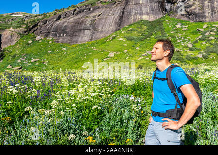 Delphinium nuttallianum Larkspur und weißen Blumen mit glücklichen Menschen auf der wiese feld Trail zu Ice Lake in der Nähe von Silverton, Colorado im August 2019 Sommer Stockfoto