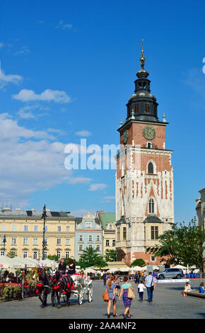 Der Rathausturm, 70 m hoch, und den zentralen Marktplatz (Rynek) auf die Altstadt von Krakau stammt aus dem 13. Jahrhundert. Es ist eine der größten Stockfoto