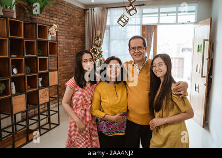 Asiatische Familie feiern Weihnachten gemeinsam zu Hause Stockfoto