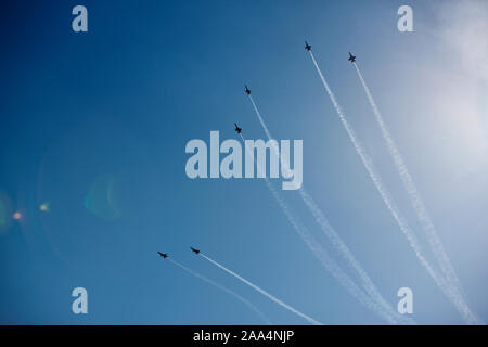 Flugzeuge fliegen in Formation. Stockfoto