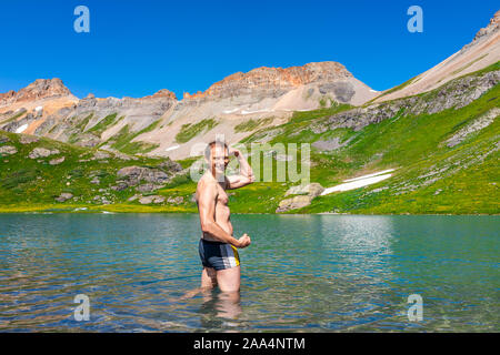 Junge passen Mann verbiegen sich in Kalten bunte Wasser Eis See auf dem berühmten Trail in Silverton, Colorado in San Juan Berge im Sommer schwimmen Stockfoto