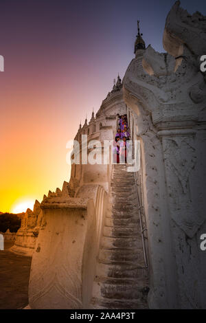 Mingun, Myanmar. Januar 02, 2019: Unidenified lächelnde Mädchen in Tradition burmesischen Kleidung zu Fuß über Treppen an der schönen weißen Hsinbyume Pagode in Stockfoto