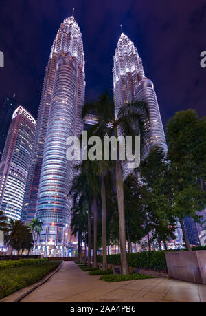 Kuala Lumpur, Malaysia. April 25, 2018: Petronas Twin Towers KLCC bei Nacht mit schönen Beleuchtung. Nachthimmel mit höchsten Gebäude. Stockfoto