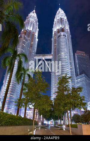 Kuala Lumpur, Malaysia. April 25, 2018: Petronas Twin Towers KLCC bei Nacht mit schönen Beleuchtung. Nachthimmel mit höchsten Gebäude. Stockfoto