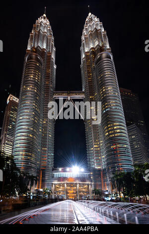 Kuala Lumpur, Malaysia. April 25, 2018: Nacht Blick auf die Petronas Twin Towers KLCC, der attraktivste Standort in Malaysia. Nachthimmel mit höchsten buildin Stockfoto