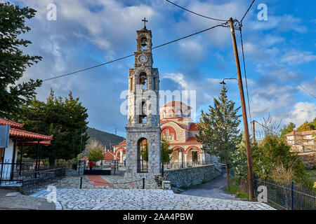 Schöne traditionelle griechische orthodoxe Kirche im Dorf Kremasti, Lakonien, Peloponnes, Griechenland. Malerischer Blick eines alten schönen Stein. Stockfoto