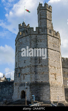 Der Eagle Tower Caernarfon Castle in Caernarfon, einer Küstenstadt in Gwynedd in Nordwales. Die Lage der Investitur des Prinzen von Wales. Stockfoto