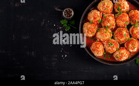 Fleischbällchen in süß-saurer Tomatensauce. Ansicht von oben, Overhead Stockfoto