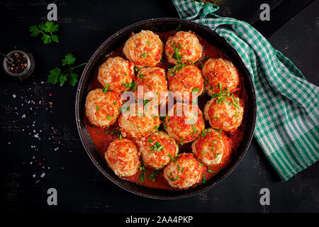 Fleischbällchen in süß-saurer Tomatensauce. Ansicht von oben, Overhead Stockfoto