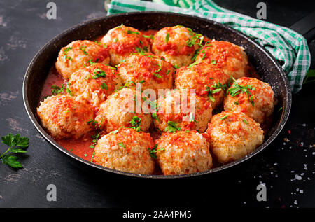 Fleischbällchen in süß-saurer Tomatensauce. Stockfoto