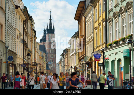 Eine belebte Straße in der Altstadt von Krakau, ein UNESCO-Weltkulturerbe. Polen Stockfoto