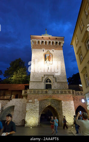 Das aus gotischem Turm stammende Florian Gate wurde um das 14. Jahrhundert erbaut. Es ist ein UNESCO-Weltkulturerbe. Krakow, Polen Stockfoto