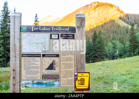 Silverton, USA - 20. August 2019: Ice Lake trailhead Anmelden Colorado im Sommer Morgens mit Sonnenaufgang Licht und Informationen Text auf hölzernen Pfosten Stockfoto
