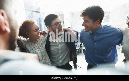 Happy Geschäftsleute Verklebung im Kreis an Unternehmen Seminar Stockfoto