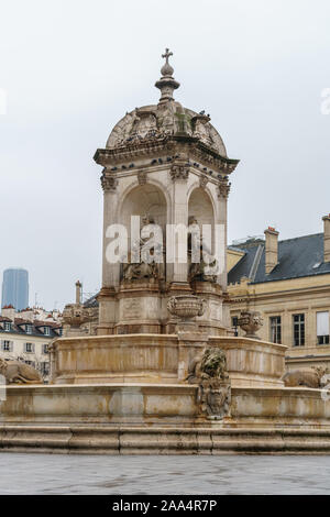 Saint Sulpice-Brunnen auf dem Platz vor der berühmten Kirche, Paris, Frankreich Stockfoto