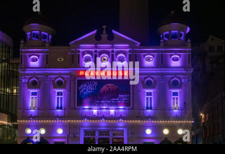 Liverpool Playhouse in Williamson Square beleuchtet in der Nacht Stockfoto