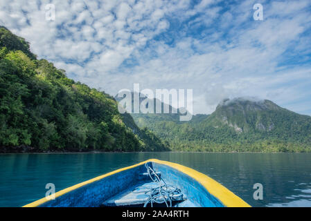 Segeln im Ozean, Ora Strand, Seram, Sumatra, Indonesien Stockfoto