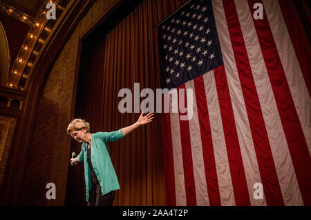 Elizabeth Warren, Massachusetts Senator, während ihre Präsidentschaftswahlen Stumpfrede geben zu einem vollen Auditorium Theater, Chicago, Illinois, USA vom 29. Juni 2019. Stockfoto