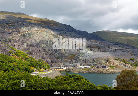 Dinorwic Schiefer Steinbruch und Llyn Peris in der Nähe von Llanberis im Snowdonia National Park North Wales auf einem sonnigen bewölkt Nachmittag im September Stockfoto