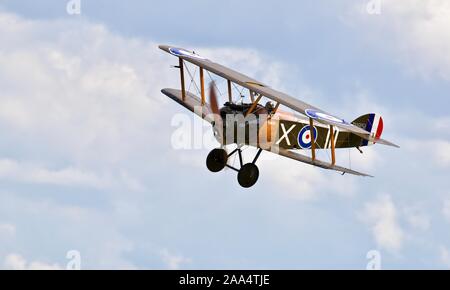 1918 Sopwith Camel Airborne bei Shuttleworth militärische Airshow am 7. Juli 2019 Stockfoto