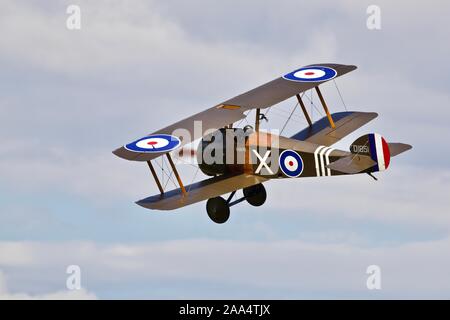 1918 Sopwith Camel Airborne bei Shuttleworth militärische Airshow am 7. Juli 2019 Stockfoto