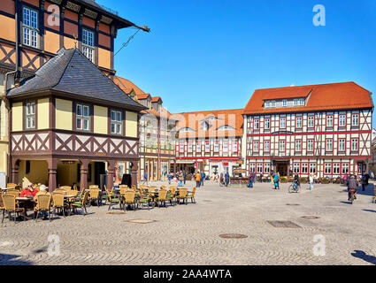 Marktplatz mit alten historischen Häusern in der Altstadt von Wernigerode. Sachsen-anhalt, Deutschland Stockfoto