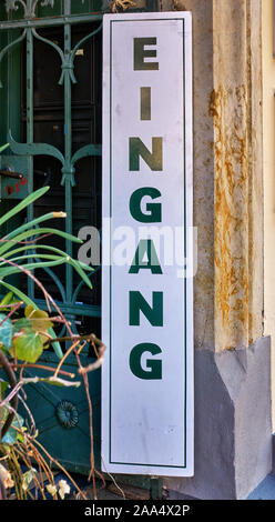 Text Eingang auf einem Schild bedeutet Eingang in deutscher Sprache. Stockfoto