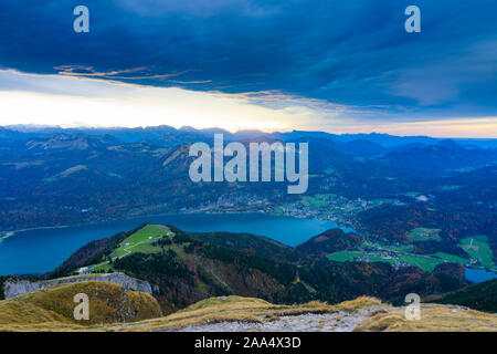 Sankt Gilgen: Blick vom Berg zu Schafberg Wolfgangsee und Stadt Sankt Gilgen am Wolfgangsee im Salzkammergut, Salzburg, Österreich Stockfoto