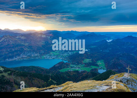 Sankt Gilgen: Blick vom Berg zu Schafberg Wolfgangsee und Stadt Sankt Gilgen am Wolfgangsee im Salzkammergut, Salzburg, Österreich Stockfoto