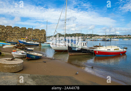 Boote auf dem Fluss Conwy zwischen Conwy und Chapel in North Wales auf einem sonnigen September Nachmittag im Norden von Wales Stockfoto