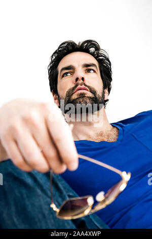 Porträt eines jungen Mannes mit Bart und Thunfischwadenfänger Sonnenbrille Stockfoto