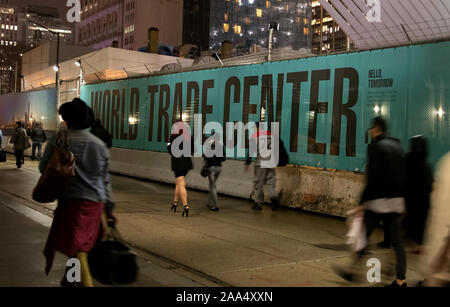 New York City, NY, USA. Dez 2015. World Trade Center Promo Banner at nght mit Aktion verwischen die New Yorker zu Fuß nach Hause gehen. Stockfoto