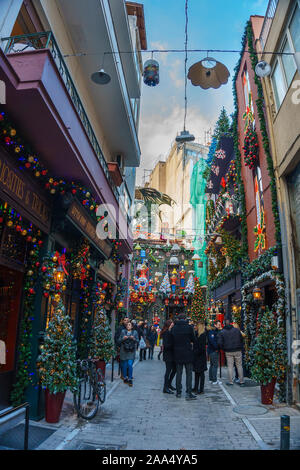 Bunt geschmückte Straßen im Viertel Psiri Gebiet im Zentrum von Athen in der Nähe von Monastiraki. Attika - Griechenland. Stockfoto