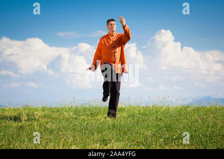 Ein Mann, der unter freiem Himmel Qi-Gong-Uebungen durchfuehrt Stockfoto