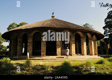 Priester vor der Narga Selassie Rundschreiben Kirche auf Dek Island, Lake Tana, Äthiopien entfernt Stockfoto