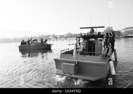 Die Schweizer Marine hat 10 Boote. Die marinesoldaten sind posieren vor der Skyline von Zürich-City Stockfoto